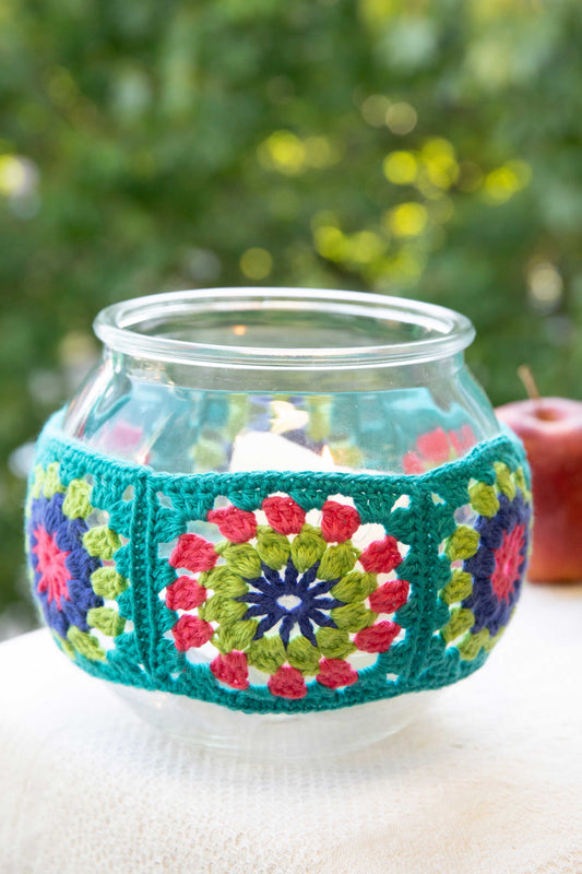 Windlichter mit Granny Squares in Buntstiftfarben