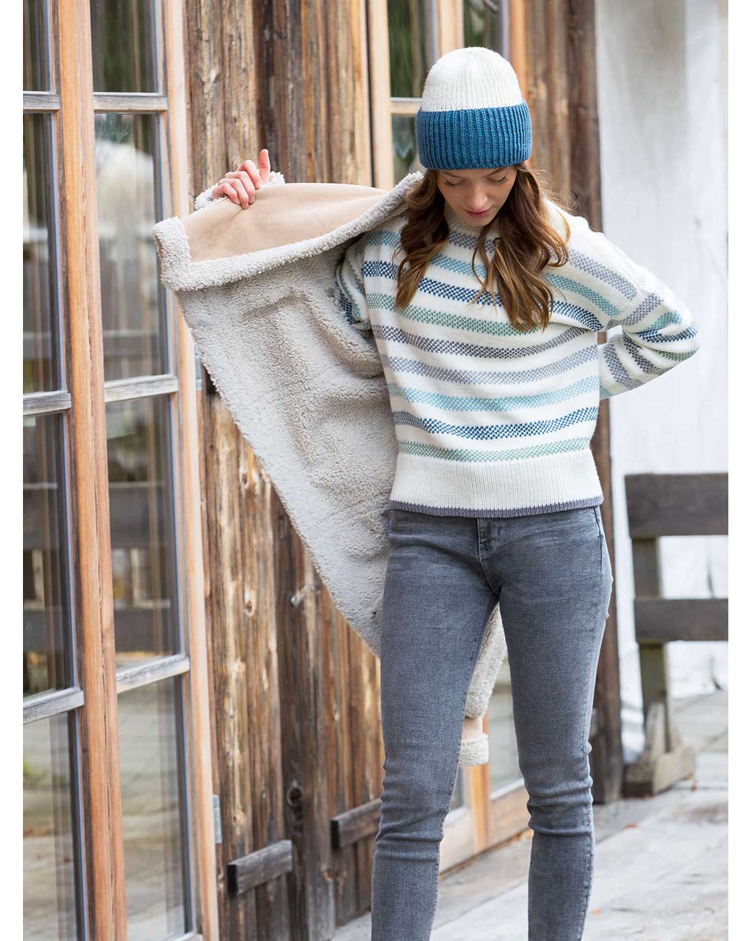 Sweater with inset knitting pattern