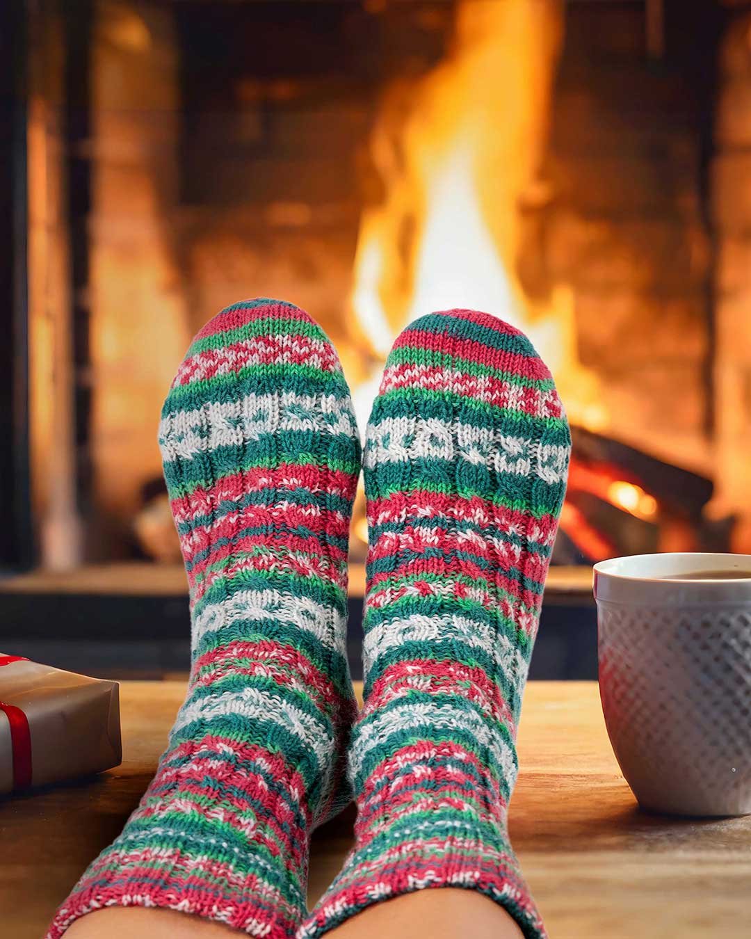 Weihnachtssocken mit Zopfmuster