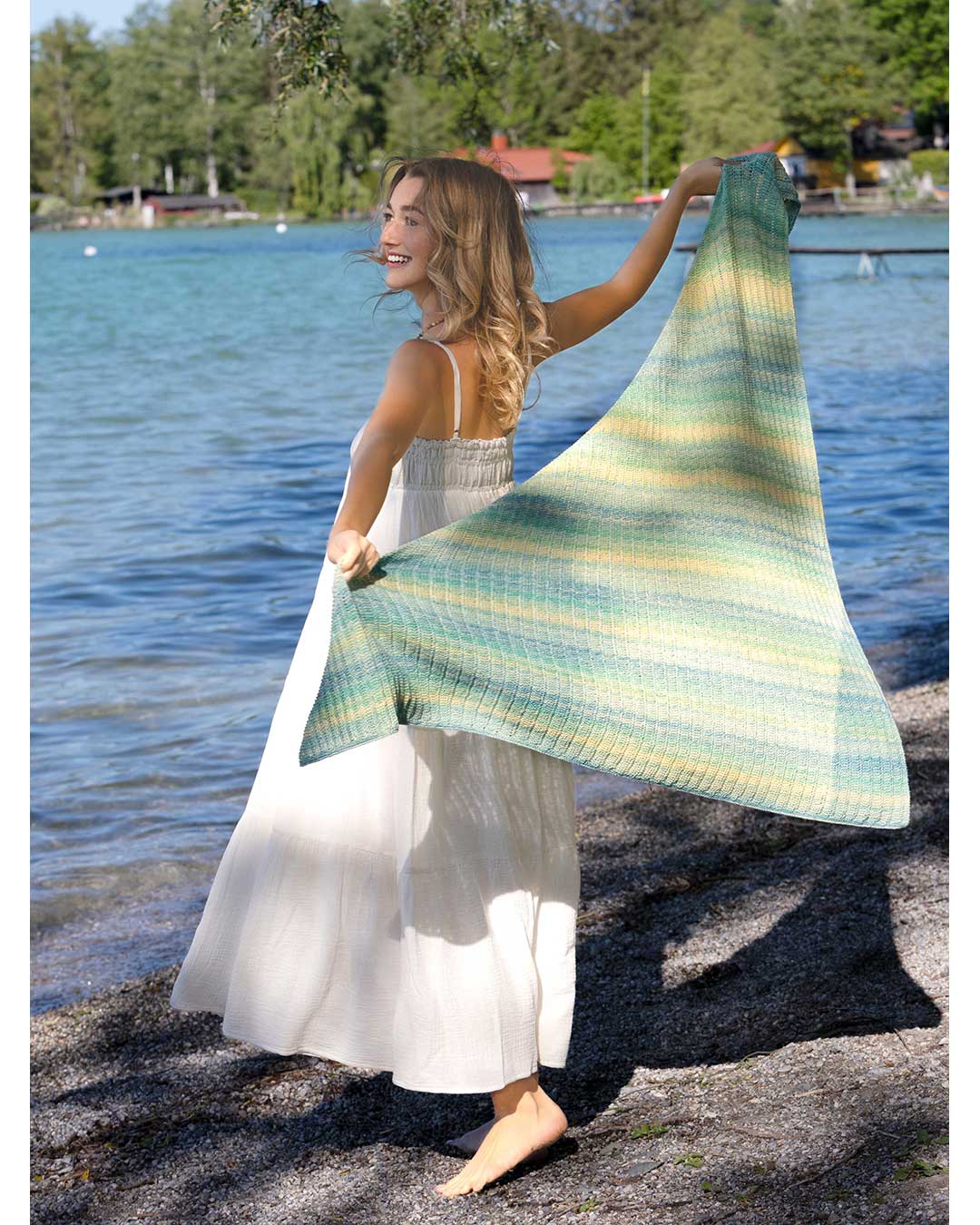 Triangular scarf with lace pattern stripes