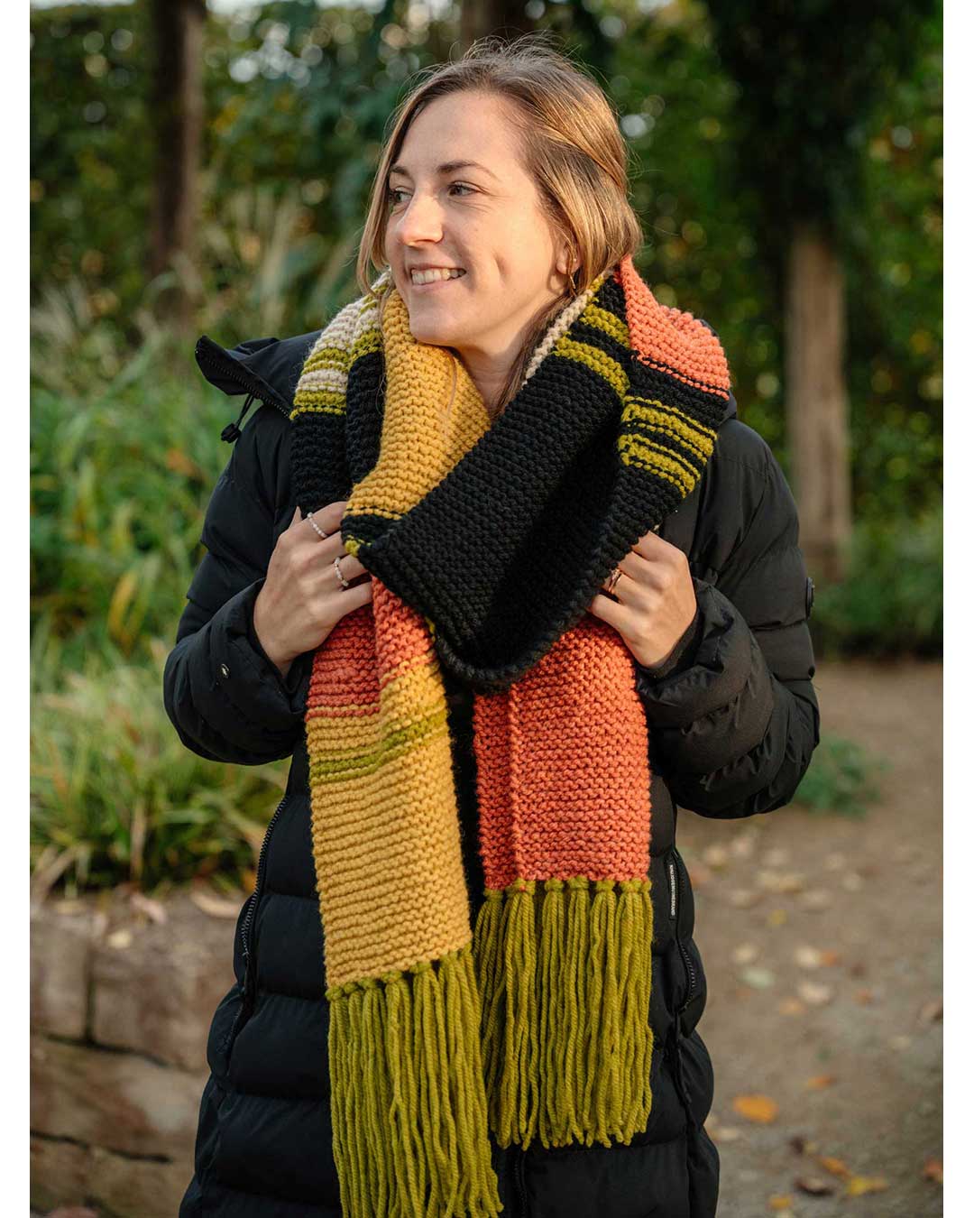 Garter stitch scarf for knitting beginners – in autumn colors