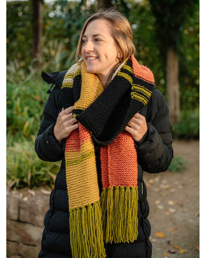 Garter stitch scarf for knitting beginners – in autumn colors