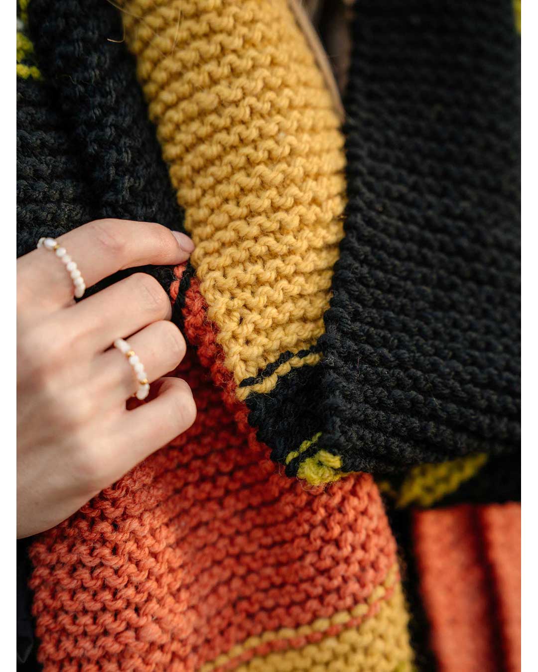 Garter stitch scarf for knitting beginners – in autumn colors